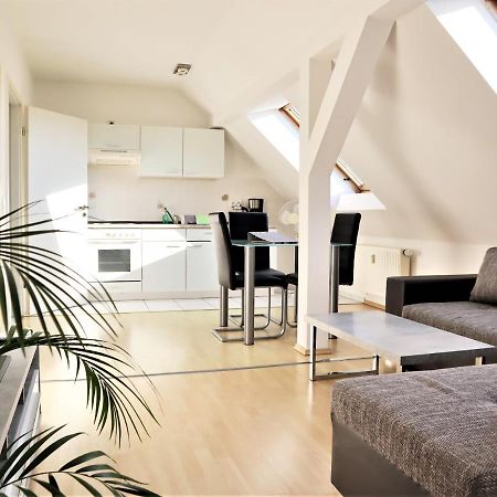 Kuschelige Dachgeschosswohnung Am Clarapark Lipcse Kültér fotó