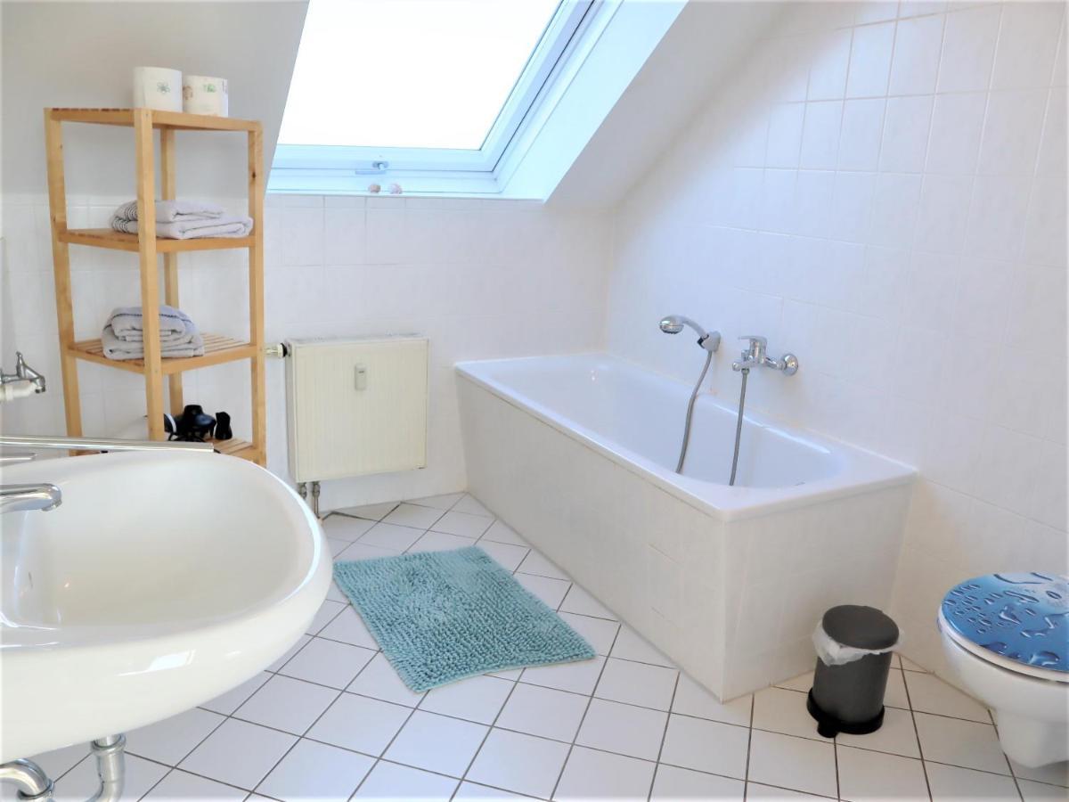 Kuschelige Dachgeschosswohnung Am Clarapark Lipcse Kültér fotó