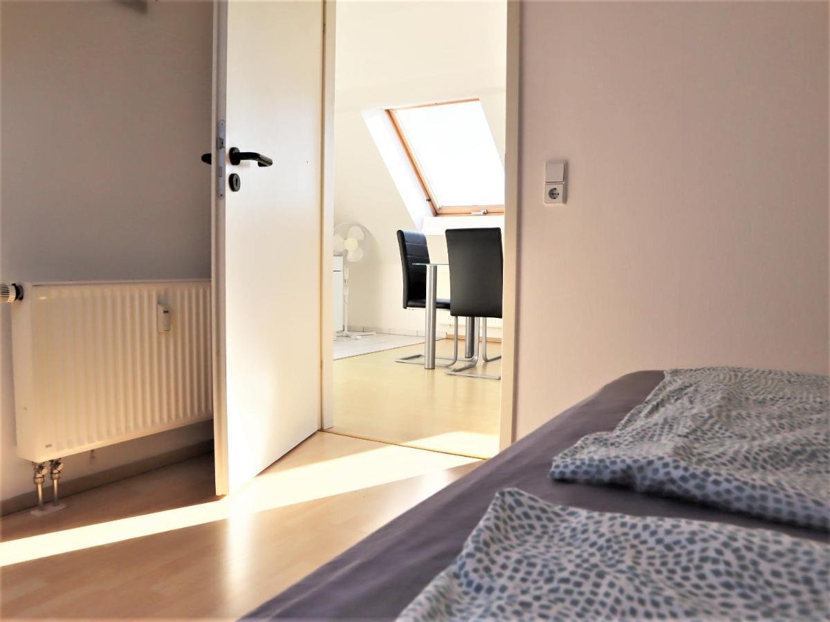 Kuschelige Dachgeschosswohnung Am Clarapark Lipcse Kültér fotó