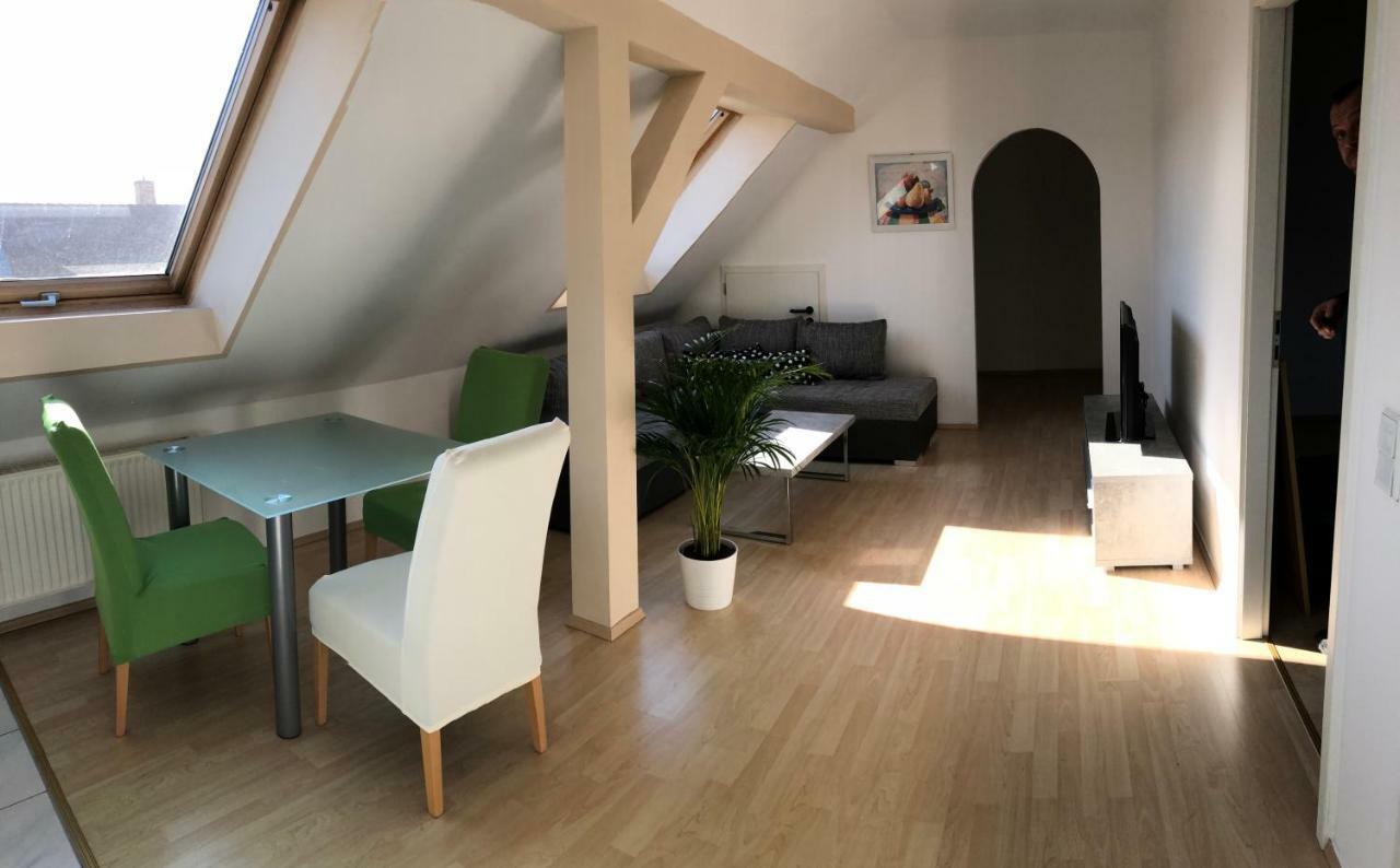 Kuschelige Dachgeschosswohnung Am Clarapark Lipcse Kültér fotó