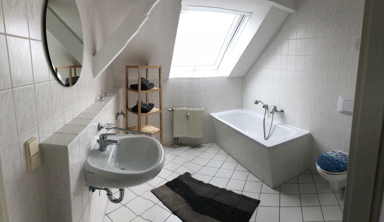 Kuschelige Dachgeschosswohnung Am Clarapark Lipcse Kültér fotó